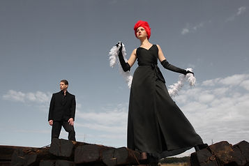 Hombre y Mujer de Negro