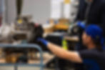 Männer reparieren Motor