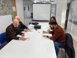 L'Ajuntament signa l'acta de replanteig per a la restauració de la xemeneia industrial de Fabril FEDESA