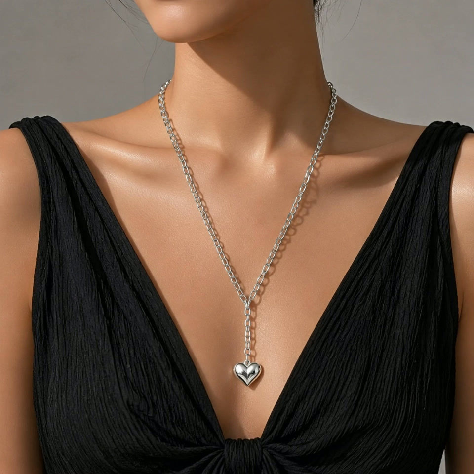 Long collier argenté et son cœur