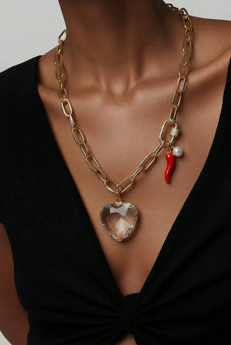 Collier doré avec son cœur de cristal brillant ✨