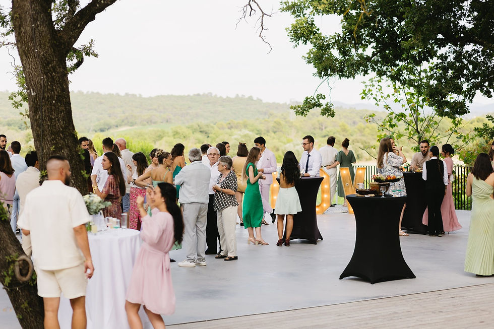 Terrasse pour cocktail de mariage avec vue panoramique sur les vignes.