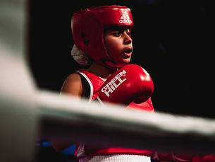 Boxing Girls: Découvrez notre club de boxe Boxing Girls: Ontdek onze boksschool Boxing Girls: Discover Our Boxing Club