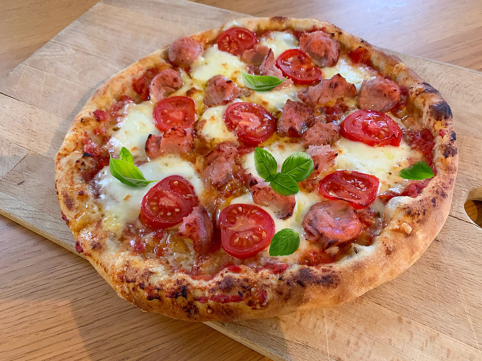 Italiensk pizza med revet pølse
