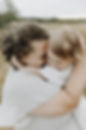 Mutter umarmt liebevoll ihr Kind, echte Momentfotografie im Feld, Softgoldenpictures.