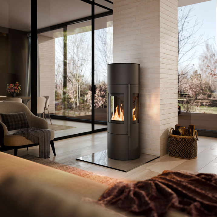 Holzofen im modernen Design, von 3 Seiten betrachtbar, freistehend in einem Wohnzimmer