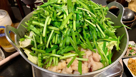 [福岡美食] 樂天地天神本店攻略｜元祖牛腸鍋秘傳醬油湯底堆山韭菜6種和牛內臟無限ちゃんぽん麵！