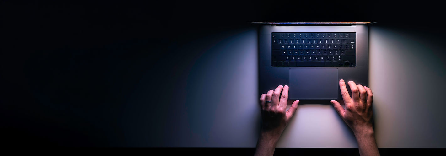 homem-usando-laptop-a-noite-top-view-banner-web-com-espaco-de-copia (1).jpg