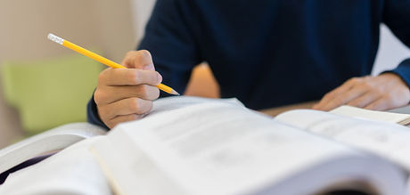 mann-handschrift-oder-hausaufgaben-mache