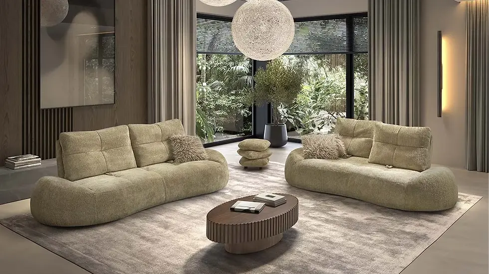 Canapé Maëlle avance-recule vert pastel aux formes arrondies, dans un salon moderne lumineux avec de grandes baies vitrées.