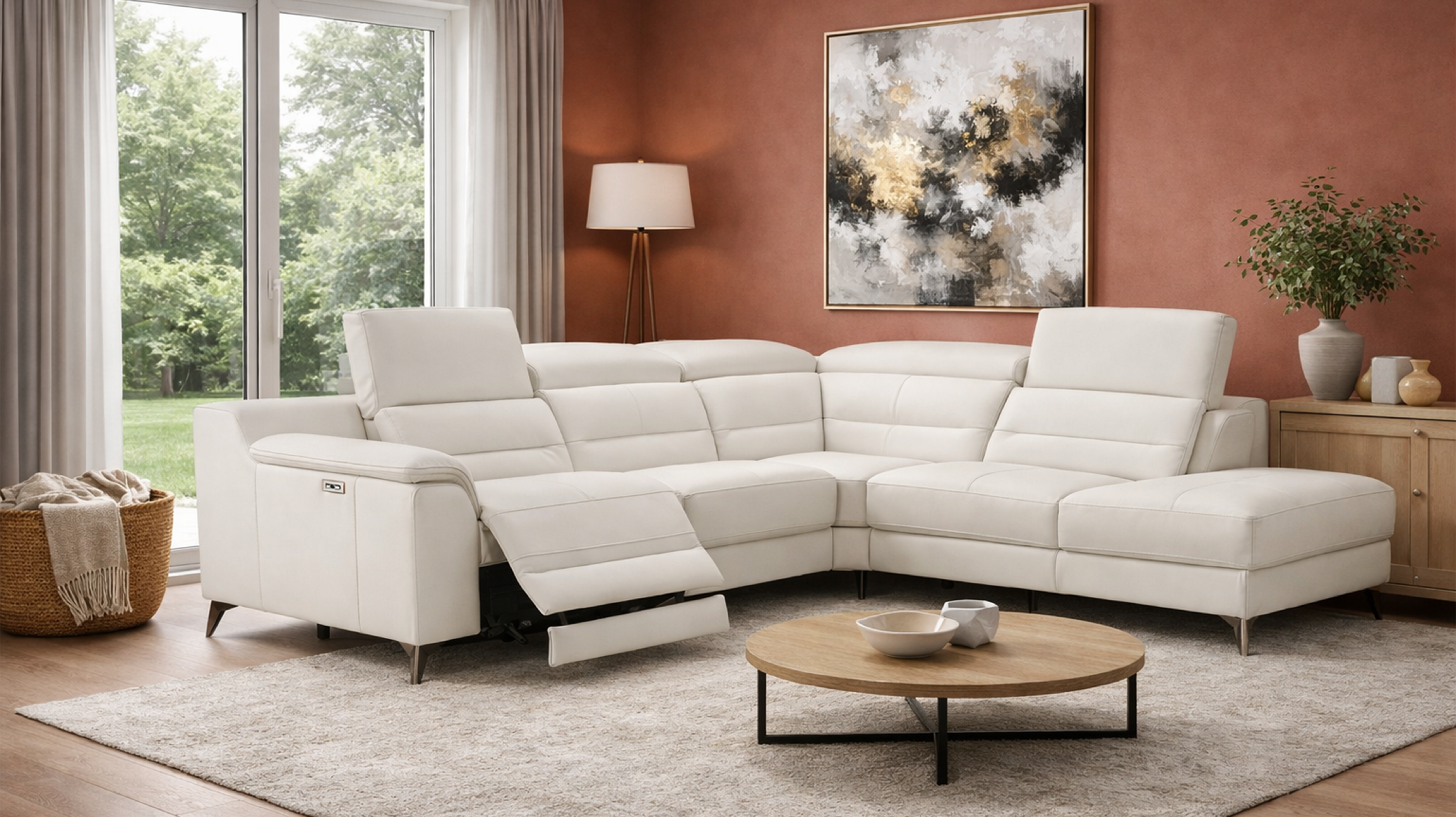Canapé d’angle Andorre en cuir écrue avec relax électrique et têtières réglables, dans un salon moderne et lumineux.