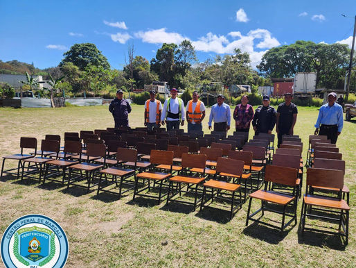Instituto Nacional Penitenciario fortalece la educación en Intibucá con la entrega de sillas elaboradas en centro penitenciario
