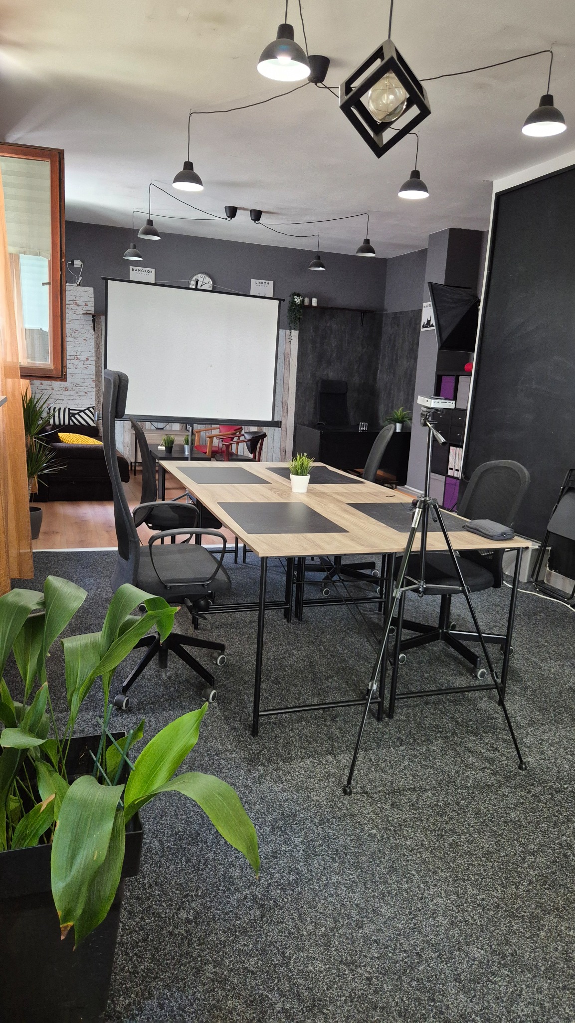 Garden Studio projektor i meeting sto