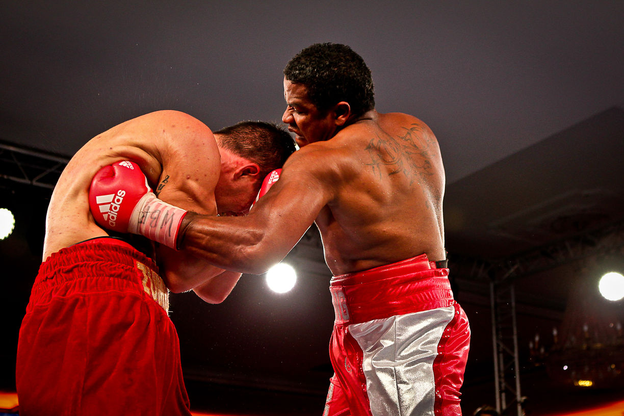Fabrice Aurieng remporte le titre intercontinental WBF face à Rafael Zumbano Love
D'uppercuts en crochets, la soirée s'est conclue sur un titre intercontinental WBF remporté par Fabrice Aurieng face au boxeur brésilien Rafael Zumbano Love. Un combat préparé de longue date, qui offre au boxeur un précieux gain de confiance.
Loin des rings de Las Vegas, ce type de galas de boxe fait partie des étapes que chaque athlète doit franchir pour bâtir sa notoriété. Le chemin est long : derrière cette image, ce sont des milliers d'heures d'entraînement consacrées à repérer les failles de l'adversaire et à trouver « sa boxe ».