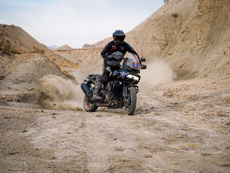 Joan Pedrero completa el 1000 Dunas con una Harley-Davidson Pan America de serie
