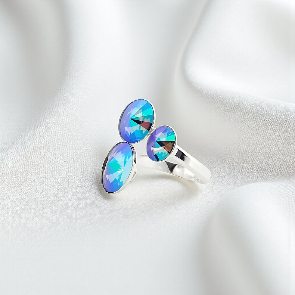 Miniature : Vue latérale d'une bague en argent 925 avec cristaux Swarovski Paradise Shine, mise en scène sur fond de satin blanc.