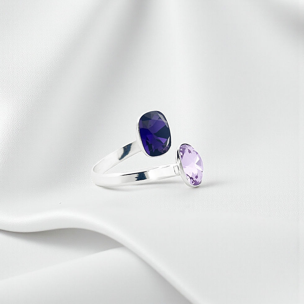 Miniature : Vue latérale de la bague ajustable en argent 925 et cristaux Swarovski violets