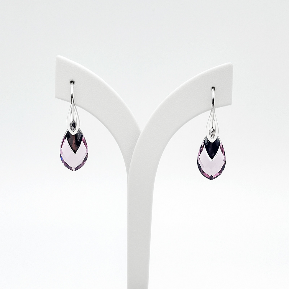 Boucles d’oreilles pendantes courtes en argent 925 avec cristal Swarovski Light Rose en forme de poire, vue de face sur prése