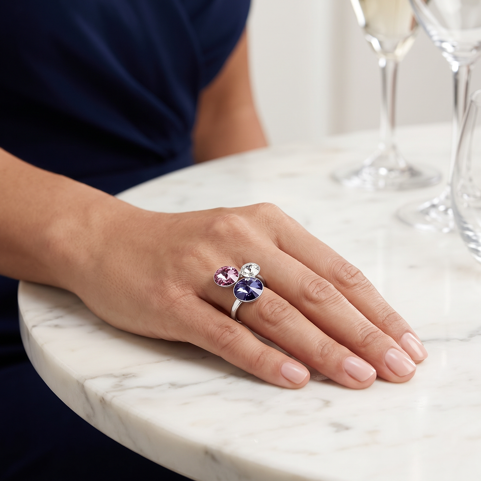 Thumbnail: Bague argent 3 pierres Tria Swarovski Tanzanite et light rose vue portée.