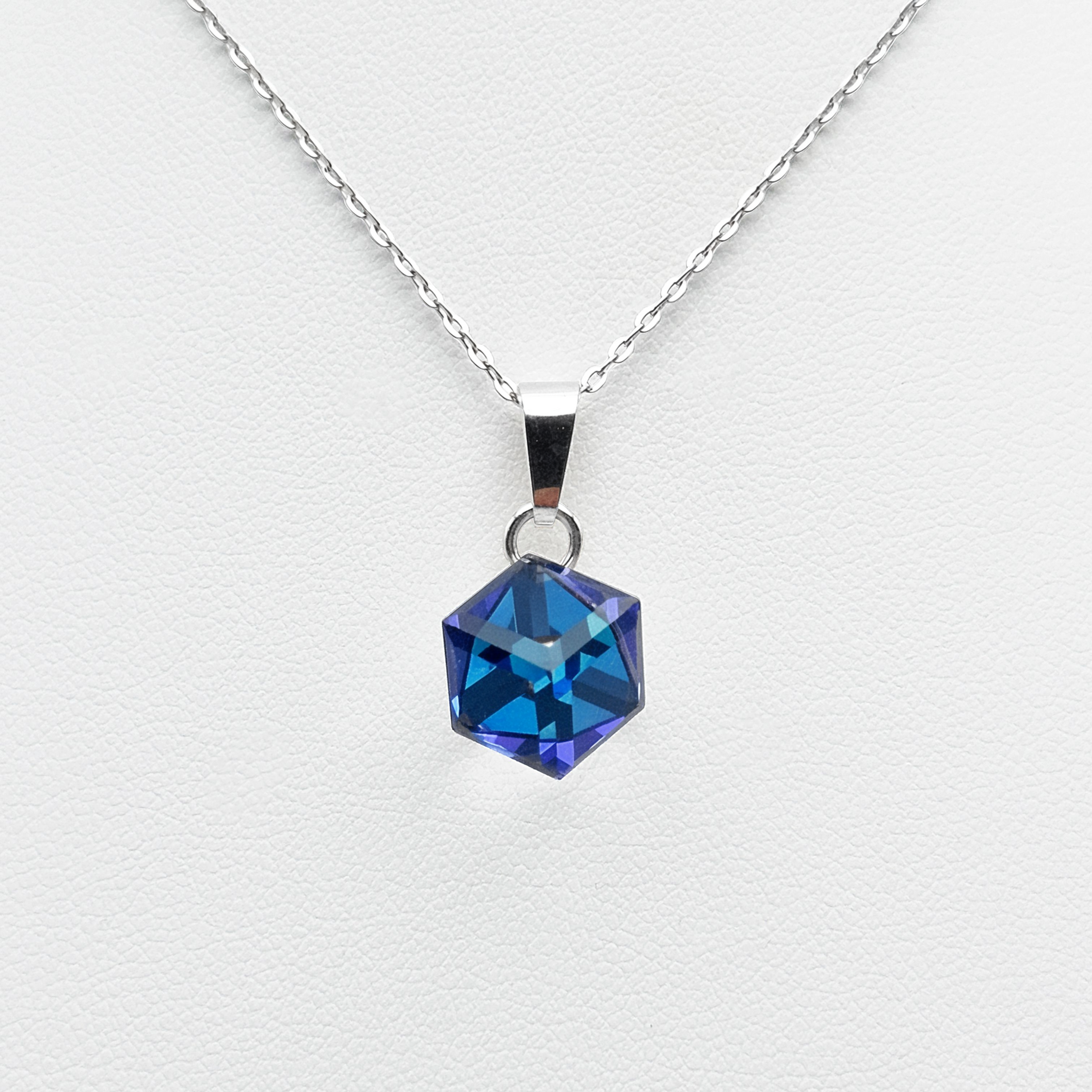 Pendentif cube Swarovski® Bermuda Blue avec chaîne argentée – bijou élégant pour femme