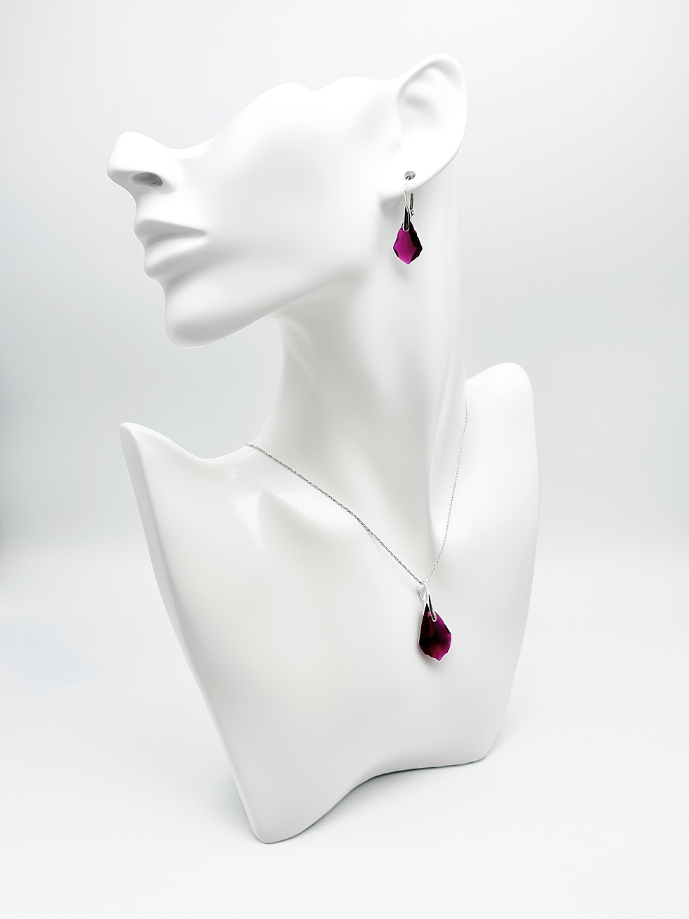Miniature : Collier baroque en cristal rouge ruby porté sur un buste, élégant et raffiné, parfait pour un cadeau ou une soirée.