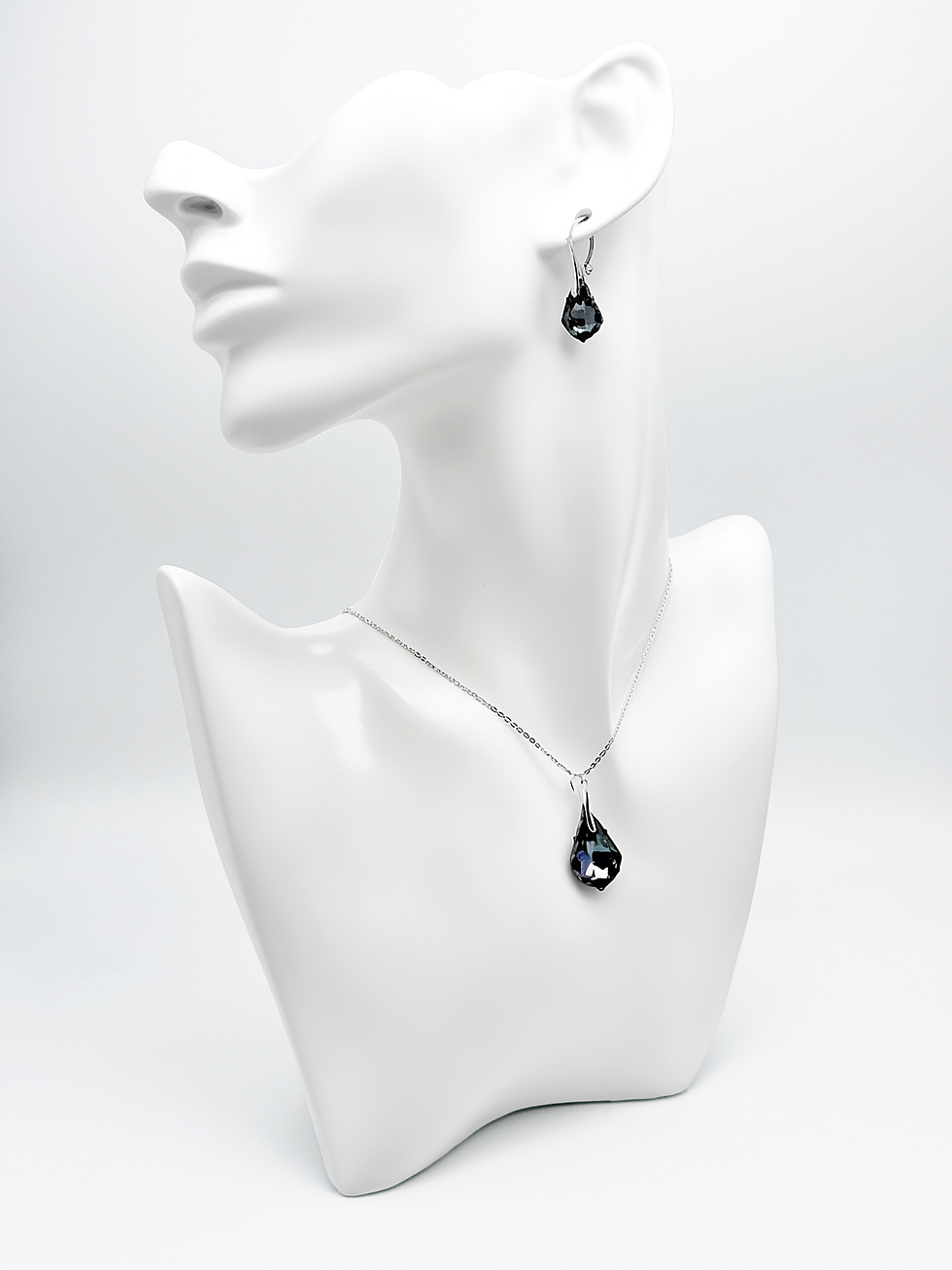Miniature : Parure collier et boucles d’oreilles baroque en cristal Swarovski Silver Night sur mannequin – bijou élégant en argent 925.