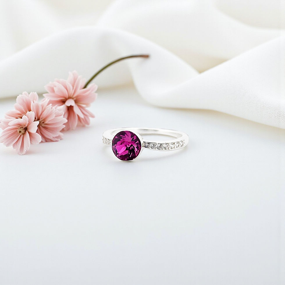 Bague en argent 925 avec cristal Swarovski rose fuchsia, vue de face sur fond blanc.