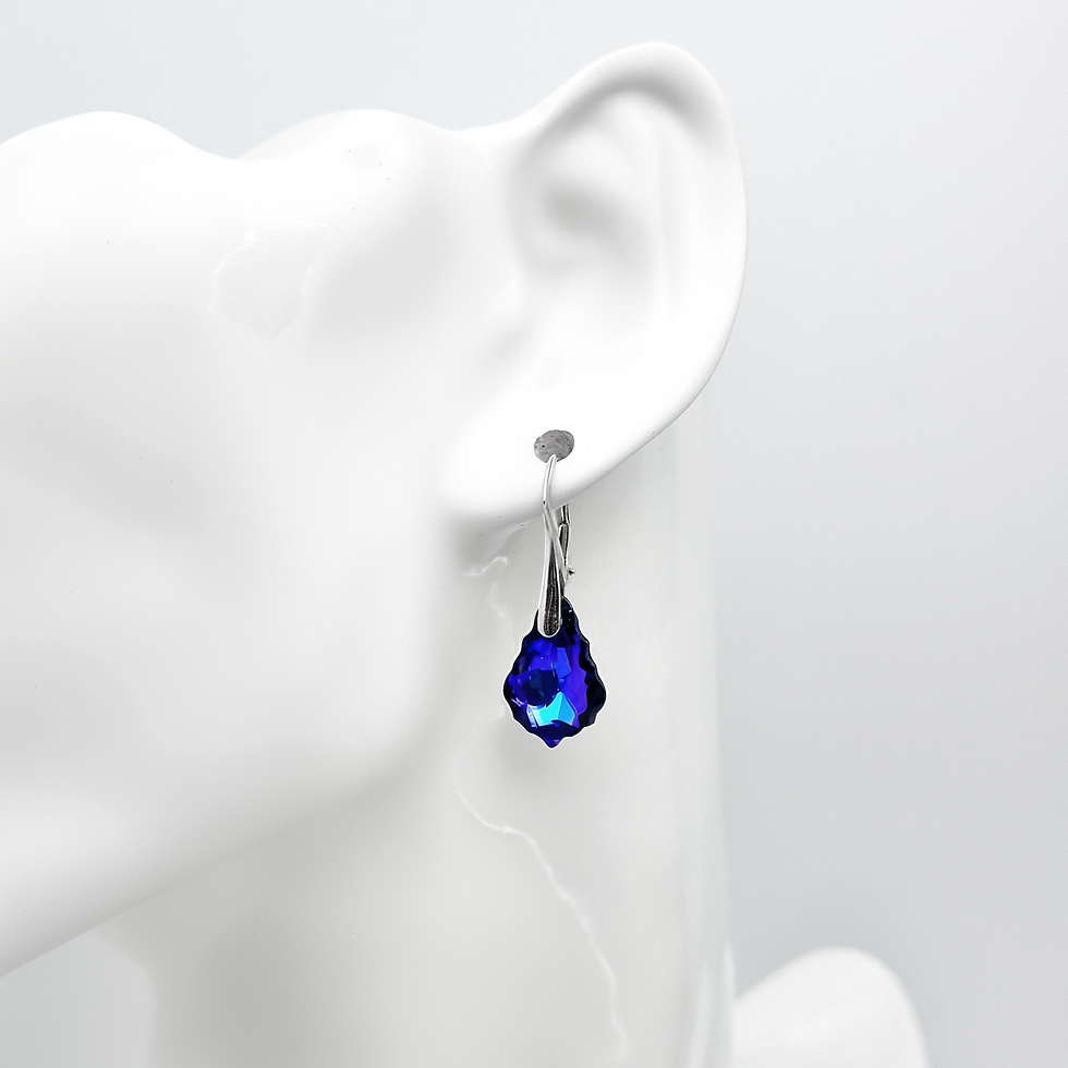 Miniature : Boucle d’oreille baroque Heliotrope en cristal Swarovski, reflet bleu et violet, montée sur argent 925, vue portée.