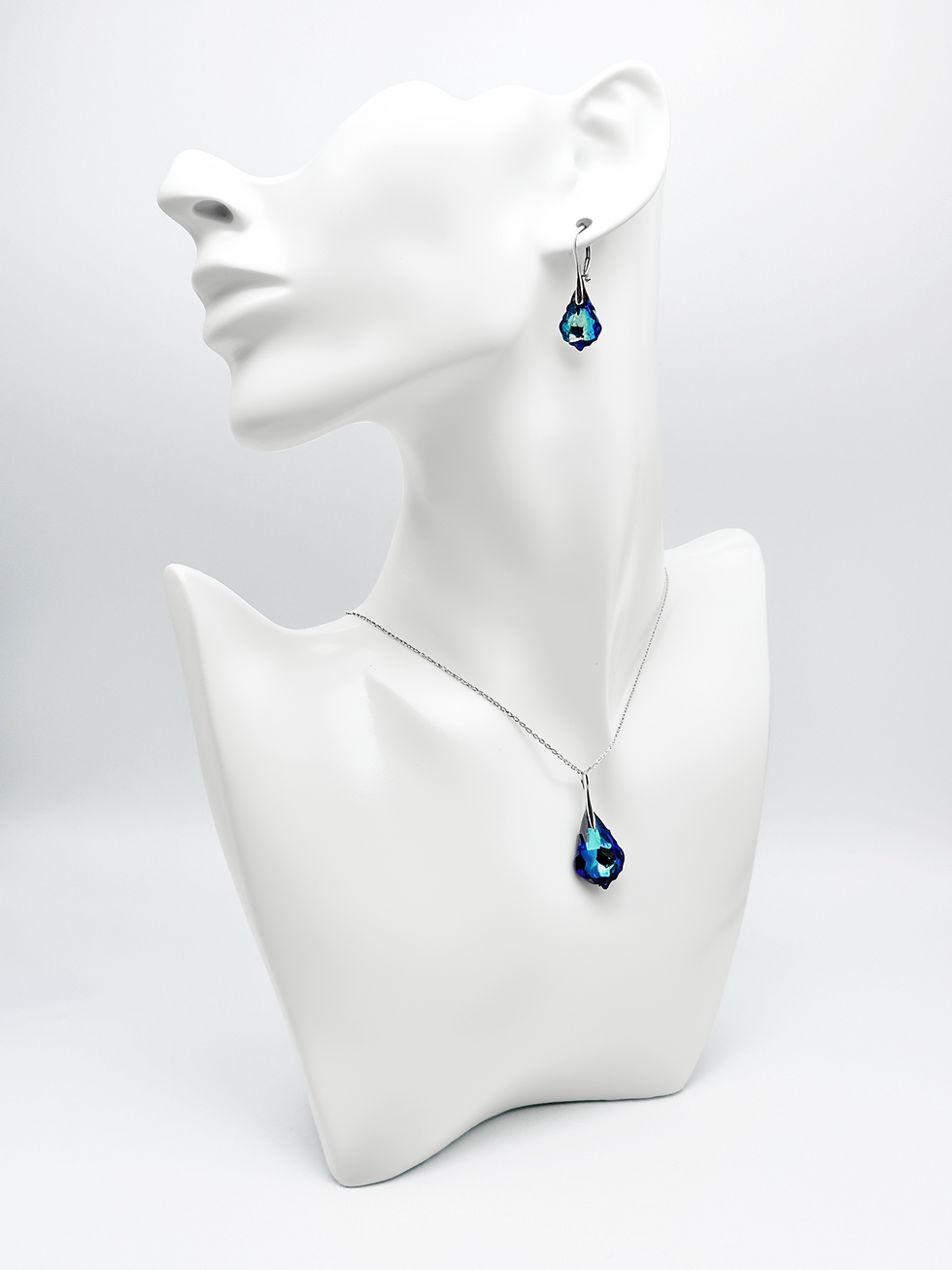 Miniature : Collier baroque en cristal Swarovski® Bermuda Blue porté, bijou élégant en argent 925
