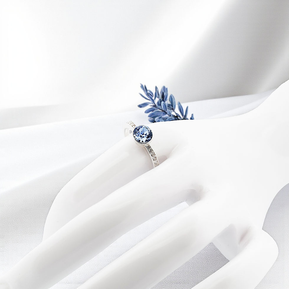 Miniature : Bague femme en argent 925 et cristal Swarovski bleu portée sur doigt, bijou raffiné et lumineux