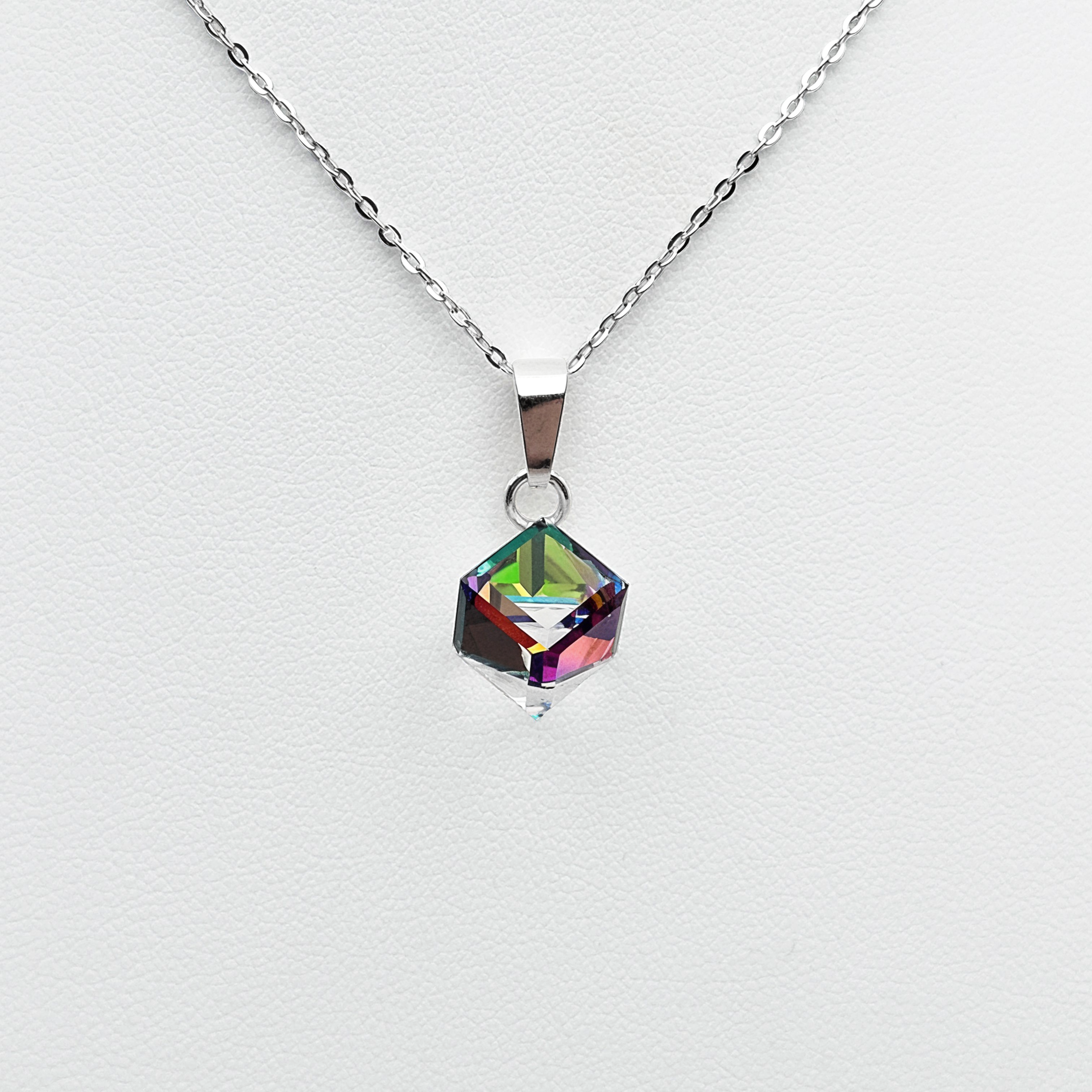 Collier pendentif en argent 925 avec cube en cristal Swarovski Vitrail Medium aux reflets multicolores, présenté de face.