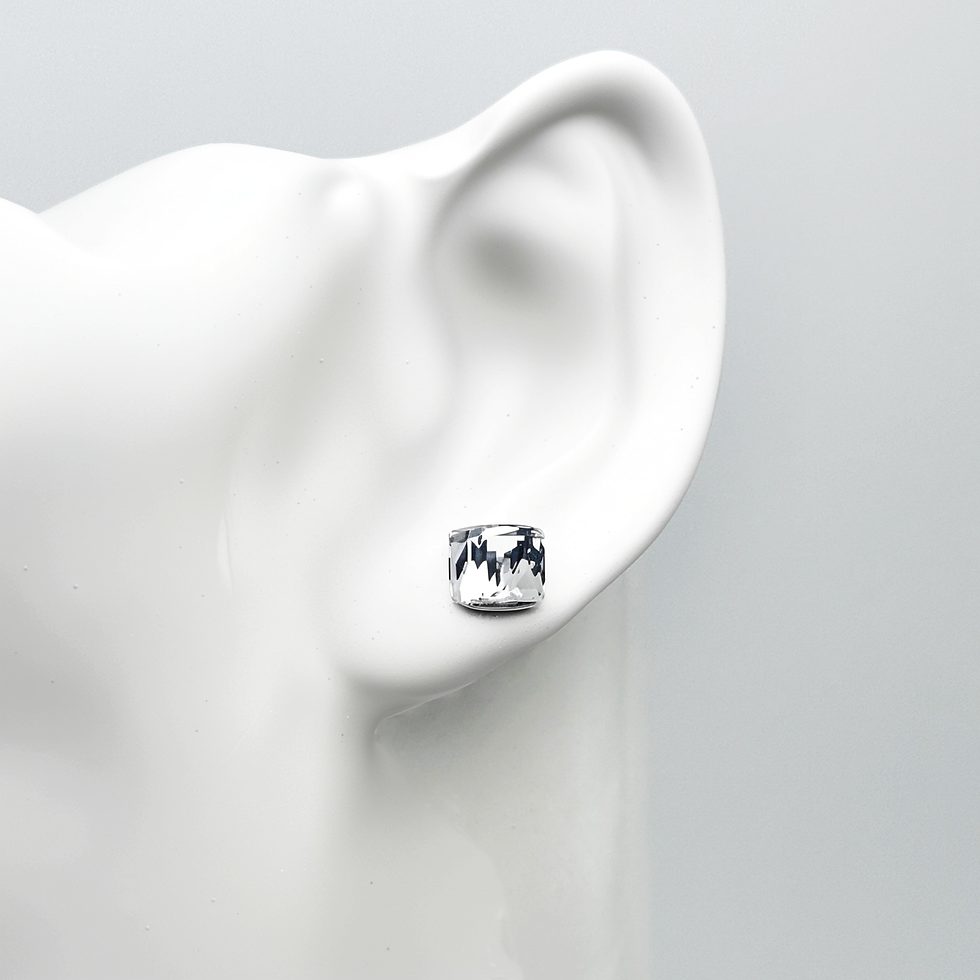 Miniature : Boucle d’oreille cube Swarovski® en cristal transparent portée sur mannequin blanc, effet élégant et discret.