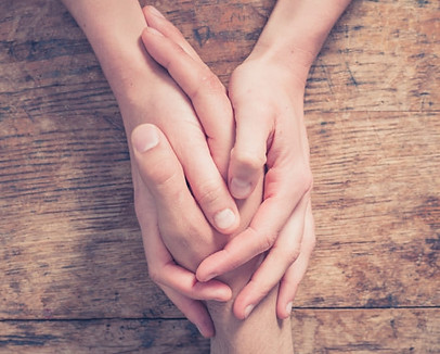 manos-de-una-pareja-tocandose-lectura-de-la-pareja-amor-se-puede-salvar-la-relacion