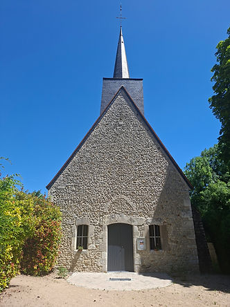 Vue du fronton de l'église située à SAINT-HILAIRE-SUR-PUISEAUX (45)