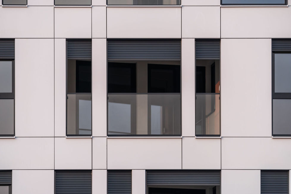 Detalj balkona i prozora na eksterijeru stambene zgrade