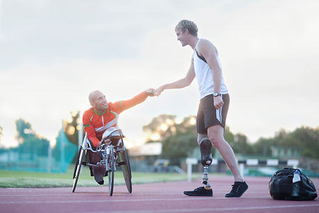 Para-Athleten, die Fauststoß machen