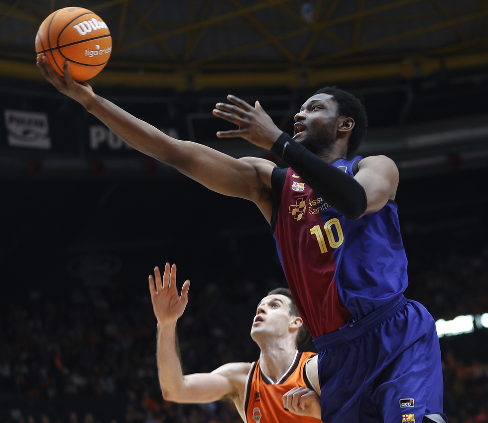 Metu en una acción del partido. Fuente: FC Barcelona Basket