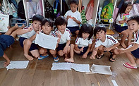 9月 自分の縫った雑巾で雑巾掛けをする子どもたち