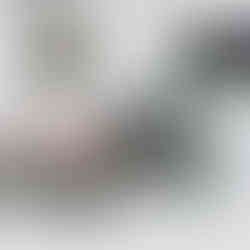 Widok z drona na Osiedle Słoneczny Zakątek. Prace budowlane postępują zgodnie z harmonogramem, a budynki nabierają kształtów.