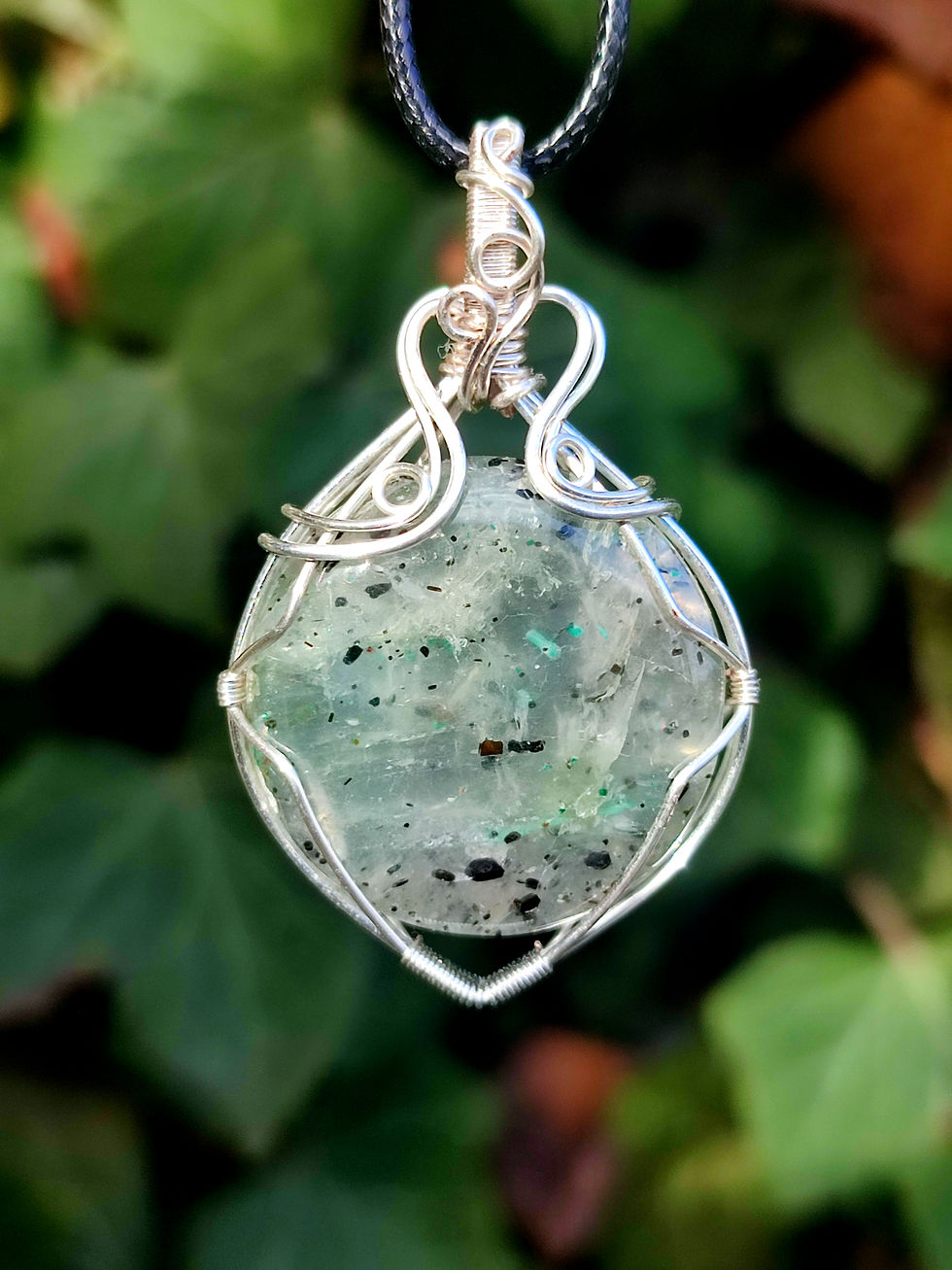 Pendentif en quartz cuprifère à inclusions de biotite