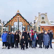 Участники программы "Активное долголетие" г.о. Домодедово посетили с экскурсией АвтоКиноВыставку Вадима Задорожного