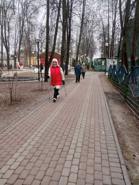 Скандинавские палки служат не только инструментом для ходьбы