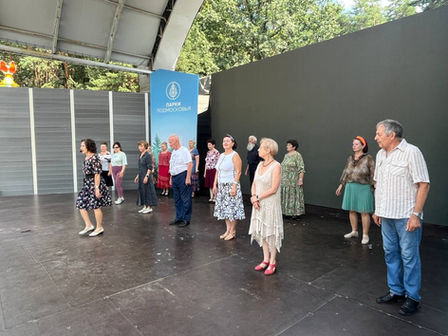 В парке культуры и отдыха «Ёлочки» для участников проекта "Активное долголетие" г.о. Домодедово прошло очередное тематическое занятие по историко-бытовым бальным танцам