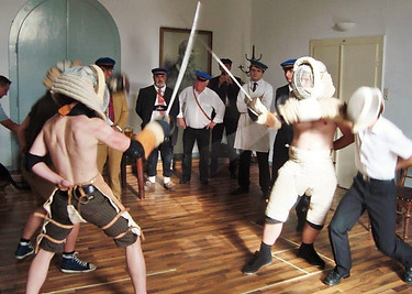 Pennale Burschenschafter bei der Säbelmensur