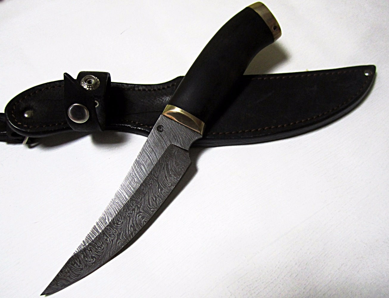 Дамасский нож "Акула" с литьем из латуни