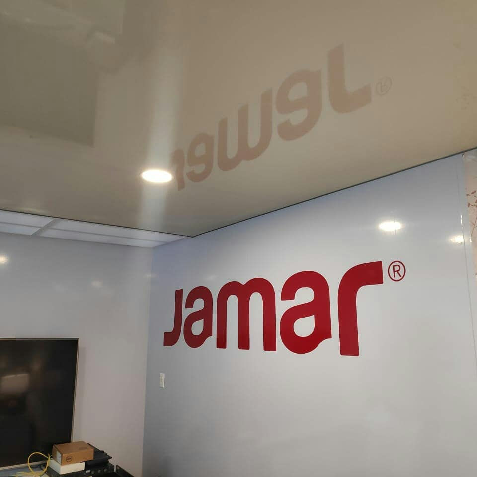Jamar luciendo un cielo tensado gloss.