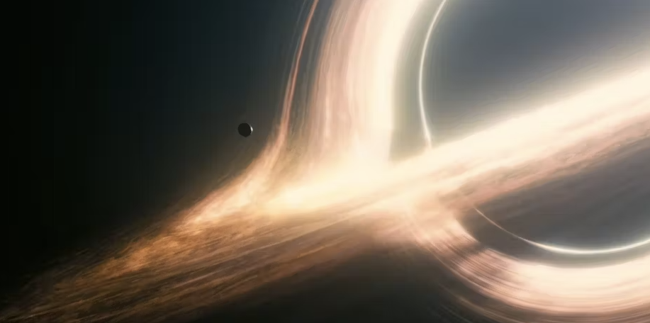 A gigantic black hole named Gargantúa, a tiny spaceship goint towards de black hole that is similar to a massive circular energy that distort the space