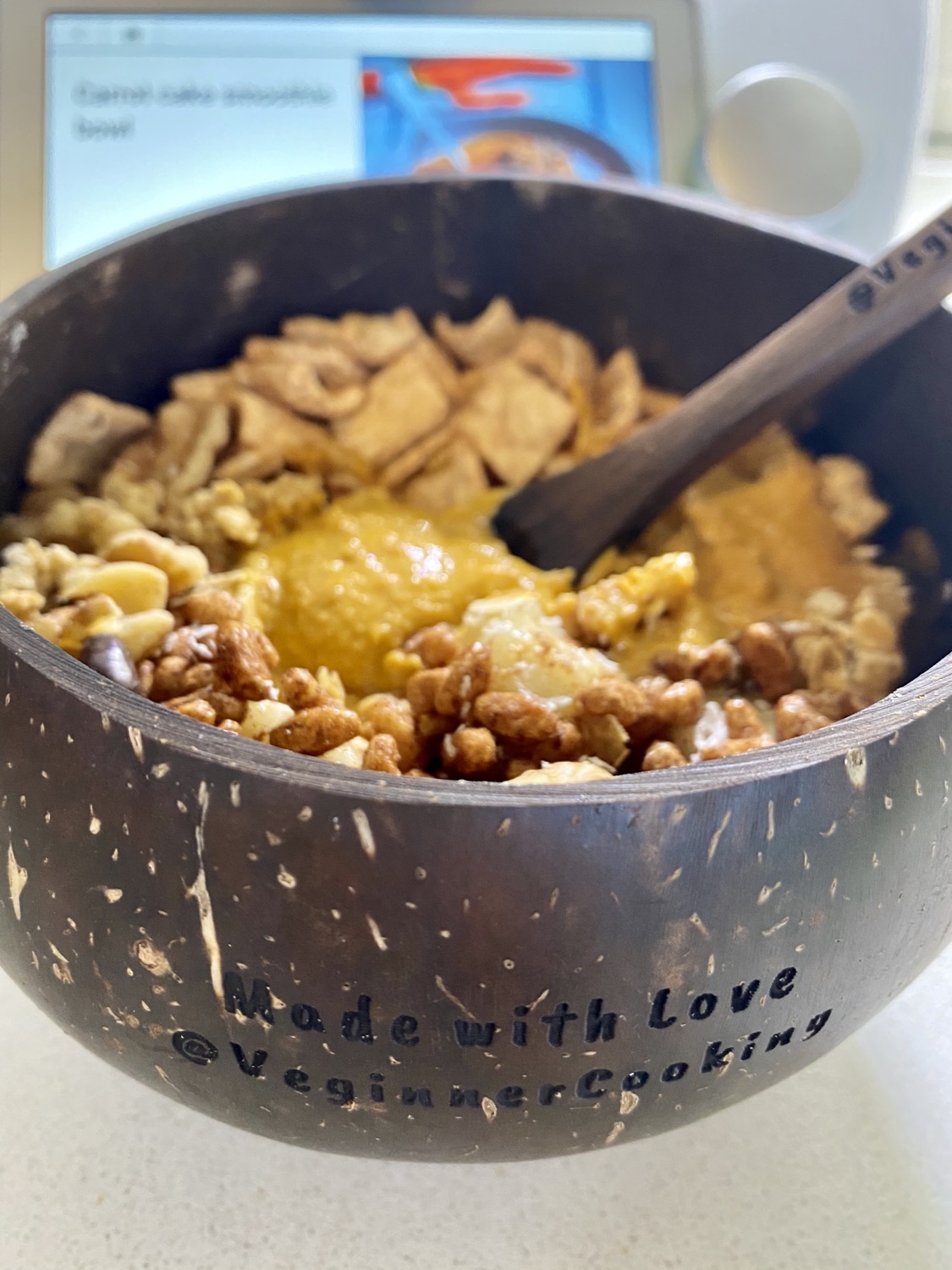 Carrot Cake Smoothie Bowl