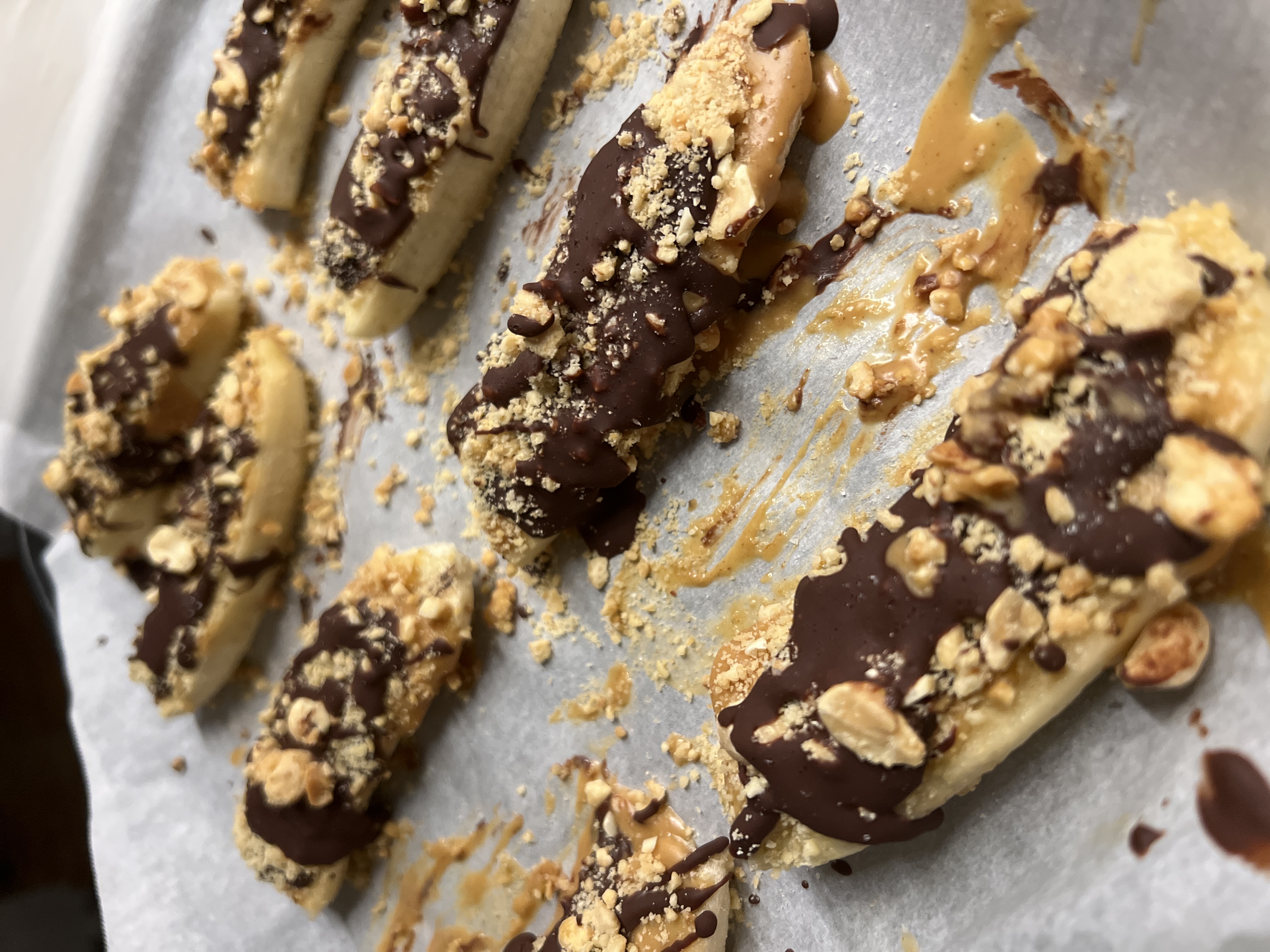 frozen banana snickers