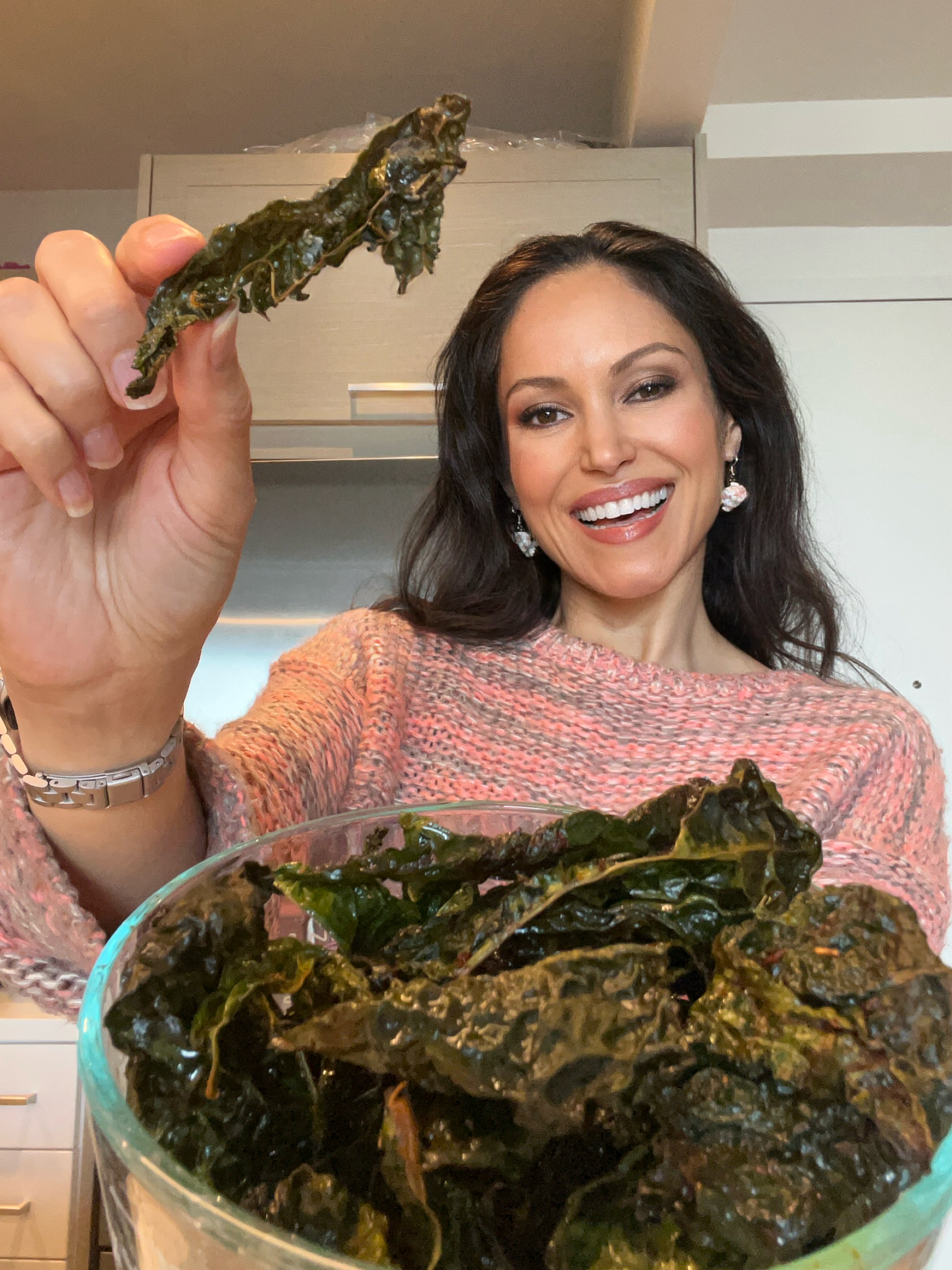food blogger making kale chips